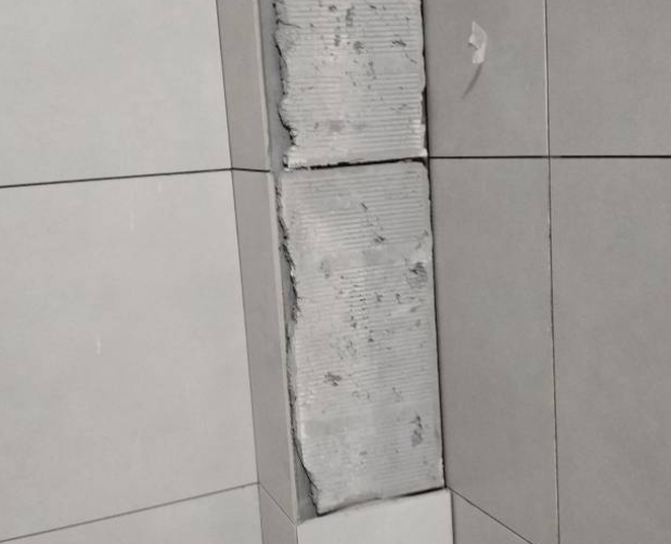 双辽瓷砖空鼓维修公司分享下瓷砖施工前基层浇水润湿程度不足，可能导致以下问题